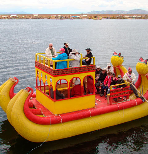 ISLAS FLOTANTES DE LOS UROS – MEDIO DÍA ISLAS FLOTANTES DE LOS UROS – MEDIO DÍA